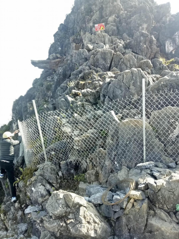 Quây rào đường lên mỏm đá tử thần tại Hà Giang sau vụ việc nam du khách ngã từ độ cao 13 mét xuống khe đá - Ảnh 1.