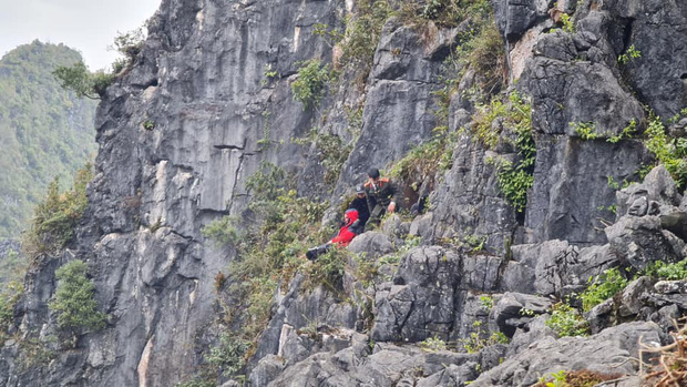 Quây rào đường lên mỏm đá tử thần tại Hà Giang sau vụ việc nam du khách ngã từ độ cao 13 mét xuống khe đá - Ảnh 2.