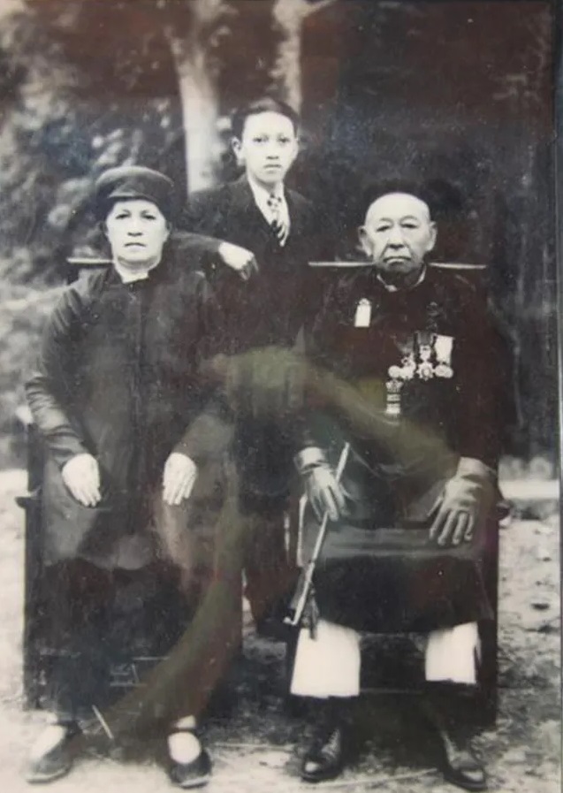 Ông Vương Chính Đức cùng vợ ba và con trai út Vương Chí Chư.