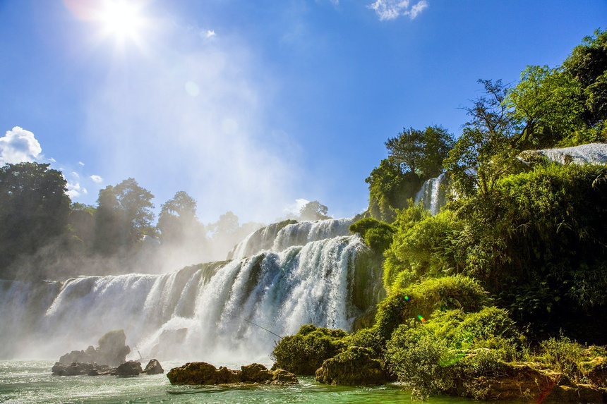 Cảnh đẹp ở thác Bản Giốc. Ảnh: Shutterstock.